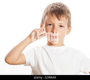 Piccolo grazioso ragazzo biondo stanco triste isolato su bianco vicino fino a pensare, guardando come avere idea Foto Stock