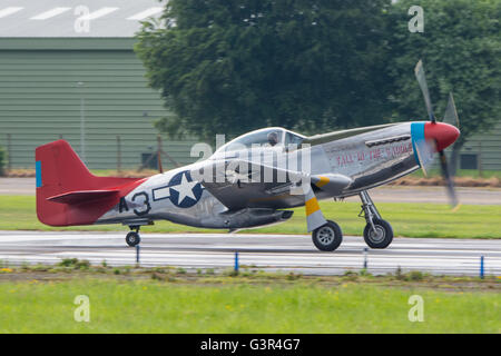 North American P-51D Mustang decollare da Biggin Hill. Foto Stock