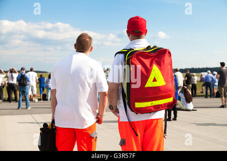 Due tedesche paramedici sorge su di un aeroporto Foto Stock