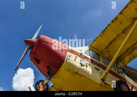 Vintage aereo visto da sotto, con cielo blu in background Foto Stock