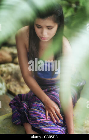 Vintage donna Thai in abito tradizionale della Thailandia sulle rive del lago Foto Stock