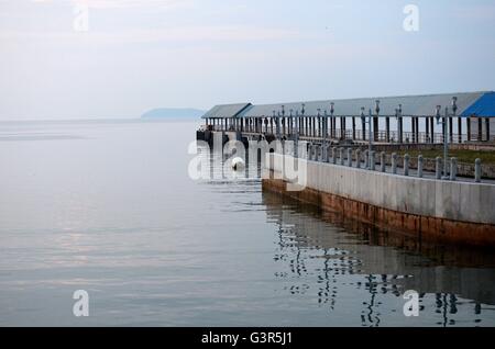 Svuotare kampong molo al tramonto su Kampong Tekek Isola di Tioman Malesia Foto Stock