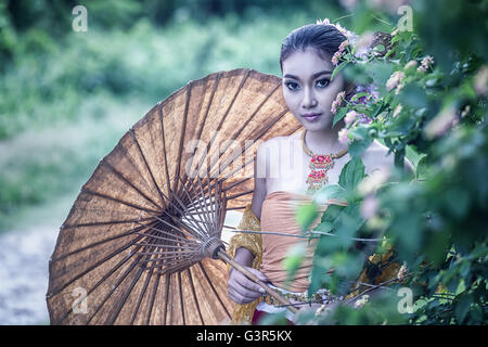 Antica donna Thai in abito tradizionale della Thailandia con ombrello vintage, effetto vintage Foto Stock