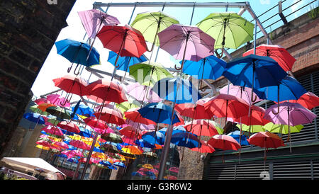 Vivacemente colorato ombrelloni,ombrelloni sul display in cortile Foto Stock