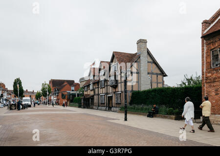 Stratford Upon Avon, Regno Unito - 12 agosto 2015: vista frontale di Shakespeare Birthplace lungo Henley Street, un giorno nuvoloso Foto Stock