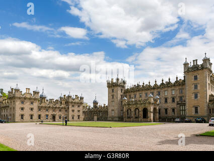 Parte anteriore del castello di pavimenti, sede del duca di Roxburghe, a Kelso, Scottish Borders, Scotland, Regno Unito Foto Stock