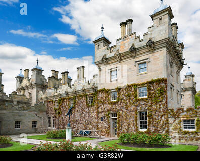 Guardando verso il negozio di articoli da regalo al castello di pavimenti, sede del duca di Roxburghe, a Kelso, Scottish Borders, Scotland, Regno Unito Foto Stock