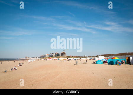 La gente sulla spiaggia di Knokke, Belgio Foto Stock