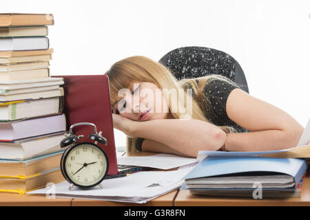 Lo studente si è addormentato alla sua scrivania la preparazione per un esame Foto Stock