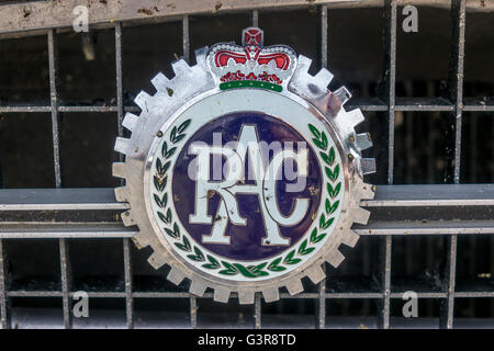 Un Royal Automobile Club (RAC), il radiatore badge sulla griglia di un classico trionfo Auto sportiva Foto Stock