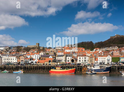 Barche da pesca in Scarborough Harbour Foto Stock