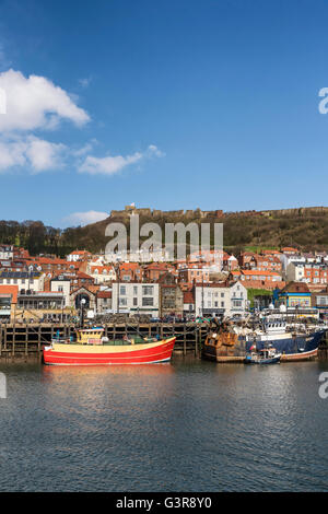 Barche da pesca in Scarborough Harbour Foto Stock