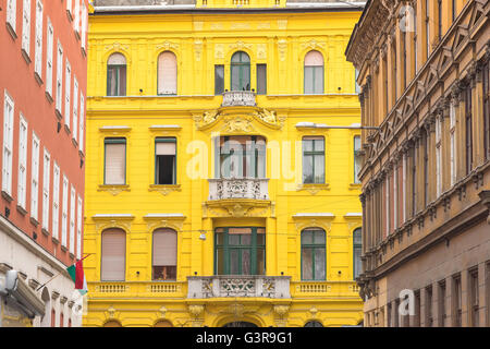 Jozsefvaros Budapest, vista di un colorato edificio di appartamenti del 19th secolo nella zona di Jozsefvaros di Budapest, Ungheria. Foto Stock