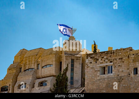 Gerusalemme, Israele città vecchia bandiera di Israele con Minora situato presso il Muro Occidentale. Foto Stock