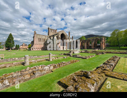 Rovine di Melrose Abbey (St Mary's Abbey), un monastero cistercense fondata nel 1136 in Melrose, Scottish Borders, Scotland, Regno Unito Foto Stock