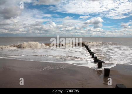 Nuvole la cancellazione della spiaggia con wind farm in background Skegness Lincolnshire Inghilterra Foto Stock