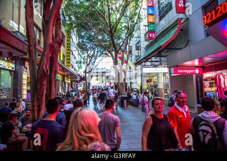 Una scena di strada nel quartiere cinese di Sydney, Australia con molti acquirenti comprare e mangiare. Foto Stock