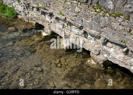 Bassa ponte di pietra sul fiume in Bradford dale a Youlgreave nel Peak District, Derbyshire. Foto Stock