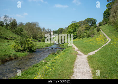 Giunzione in sentieri in Bradford dale vicino Youlgreave, Derbyshire. Una bella e soleggiata giornata d'estate. Foto Stock