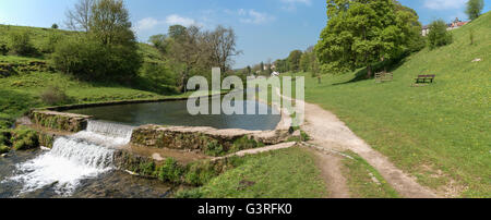 Area nuoto in Bradford dale vicino Youlgreave nel Peak District, Derbyshire. Foto Stock