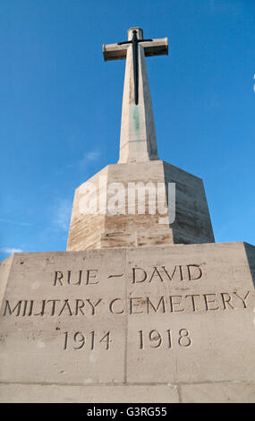 Il segno di entrata e la croce del sacrificio nel CWGC Rue David Cimitero Militare, Fleurbaix, Pas de Calais, Francia. Foto Stock