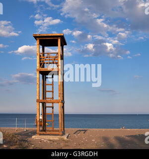 Bagnino cabina sulla spiaggia di Cirali in Turchia Foto Stock