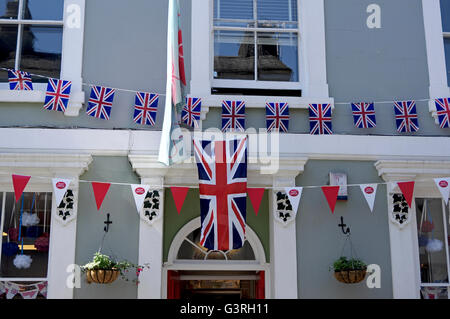 Bunting appeso al di fuori del post office in Ashburton in preparazione per la Queen's novantesimo compleanno. Foto Stock