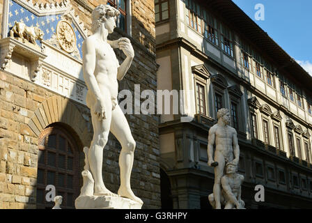 Una riproduzione di Michelangelo statua del David e Piazza della Signoria. Firenze, Toscana, Italia, Europa Foto Stock