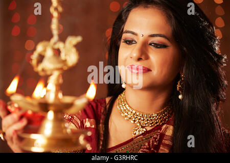 1 bella donna adulta Diwali Festival appeso Diya lampada accesa Foto Stock