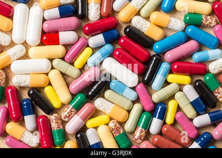 Sfondo farmaceutica di pillole colorate e farmaci Foto Stock