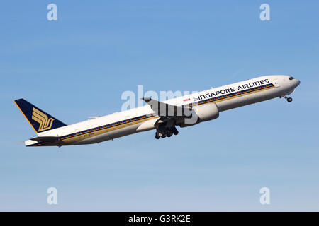 Singapore Airlines Boeing 777 prendere--off dall'aeroporto di Schiphol Foto Stock