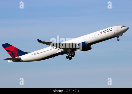 Delta Air Lines Airbus A330 il decollo dall'aeroporto di Schiphol Foto Stock