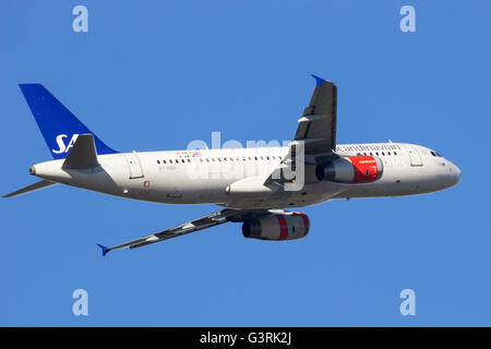 SAS Scandinavian Airlines Airbus A320 il decollo dall'aeroporto di Schiphol Foto Stock