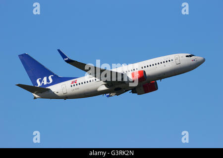 SAS Scandinavian Airlines Boeing 737NG il decollo dall'aeroporto di Schiphol Foto Stock