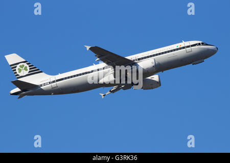 Aer Lingus Airbus A318 il decollo dall'aeroporto di Schiphol Foto Stock