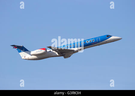 BMI regionali Embraer ERJ-145EP il decollo dall'aeroporto di Schiphol Foto Stock