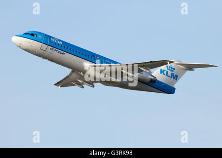 KLM Cityhopper Fokker 70 il decollo dall'aeroporto di Schiphol Foto Stock