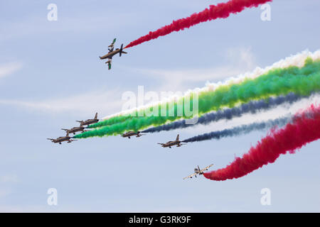 Emirati Arabi Uniti Aerobatic Team Al Fursan (Fursan Al Emarat) esecuzione a Marrakech Air Show. Foto Stock
