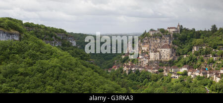 Rocamadour, un villaggio nel sud-ovest della Francia. Il santuario qui ha attratto i pellegrini provenienti da tanti paesi per secoli. Foto Stock