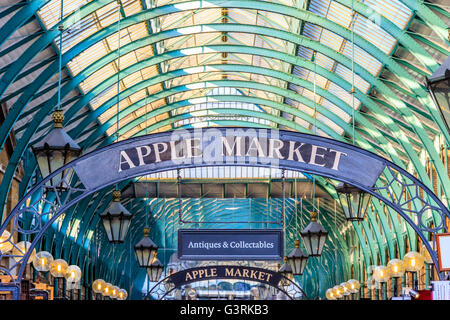 Apple mercato firmare al Covent Garden di Londra. Il mercato delle mele è una destinazione popolare per i turisti e per i londinesi Foto Stock