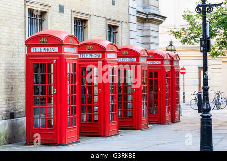 L'iconico red cabine telefoniche su ampia corte, Covent Garden, Londra Foto Stock