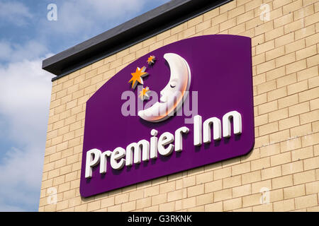 STOKE-ON-TRENT, Regno Unito - 28 Maggio 2016: un segno a una Premier Inn hotel a Stoke-on-Trent, il 28 maggio 2016. Foto Stock