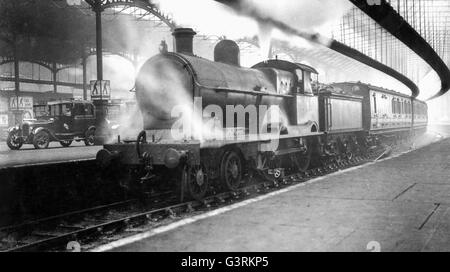 Un precursore LNWR 4-4-0 arriva a Euston esterna con servizio suburbano eventualmente da Bletchley o il rugby. Foto Stock