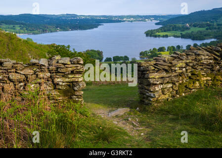 Vista sul lago di Windermere da Loughrigg cadde nel distretto del lago, UK. Foto Stock