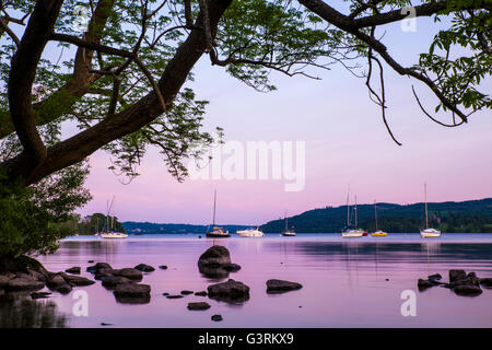 Una vista del bellissimo Lago di Windermere al tramonto nel distretto del lago, UK. Foto Stock