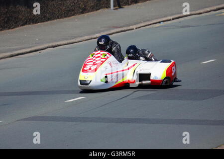 John Shipley e il suo partner Ian Cunliffe nel loro sidecar al 2015 Tourist Trophy sull' Isola di Man, REGNO UNITO Foto Stock