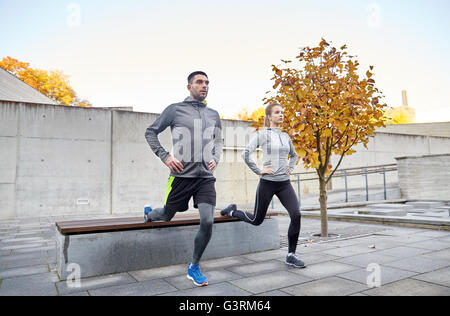 Coppia affondo facendo esercizio sulla strada di città Foto Stock