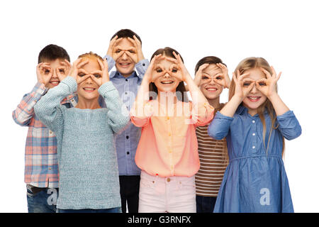 Dei bambini felici rendendo volti e divertirsi Foto Stock