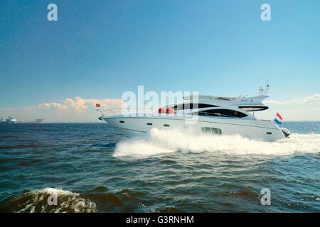 San Pietroburgo, Russia. Privato Russian piacere luxury motor yacht cruiser motoscafo in barca nella baia di Kronstadt, Golfo di Finlandia Foto Stock