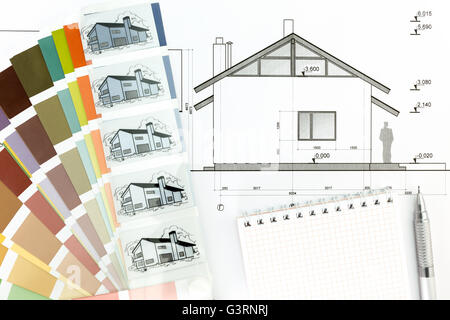 Blueprint di disegno architettonico con il blocco note e dei campioni di colore Foto Stock